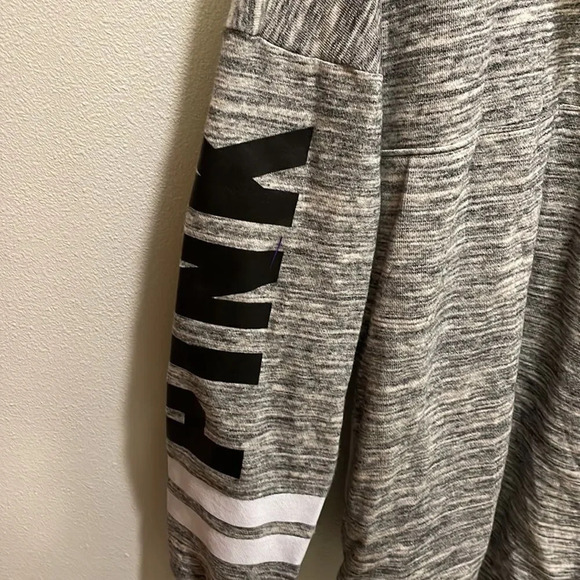 Pink woman’s grey and white pullover sweatshirt with two front side pockets - Picture 4 of 10